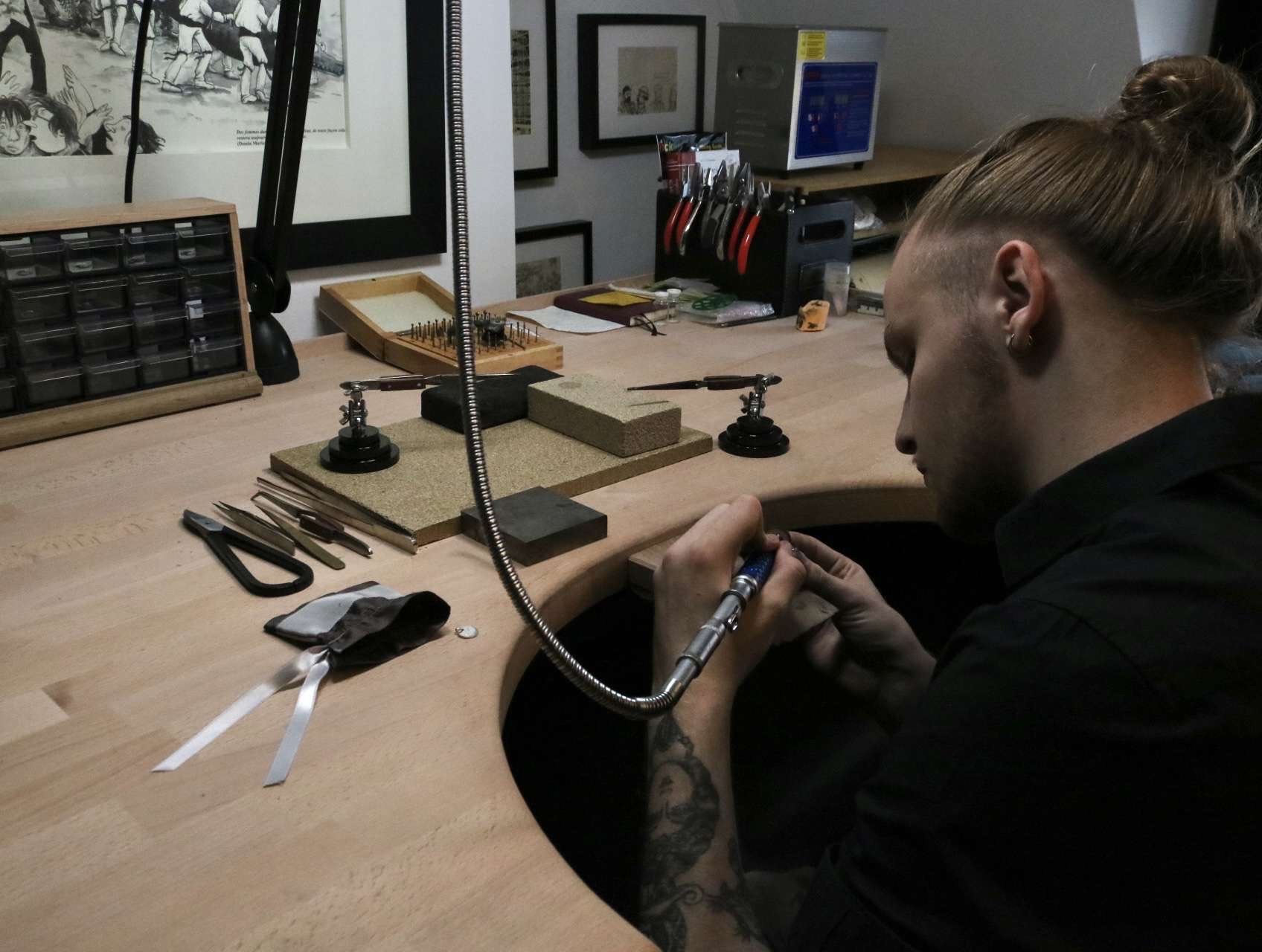 Emilien Dinant à l'oeuvre dans son atelier